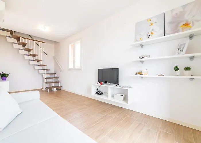 Reginella - A Few Steps Away From The 보르게토 산토 스피리토